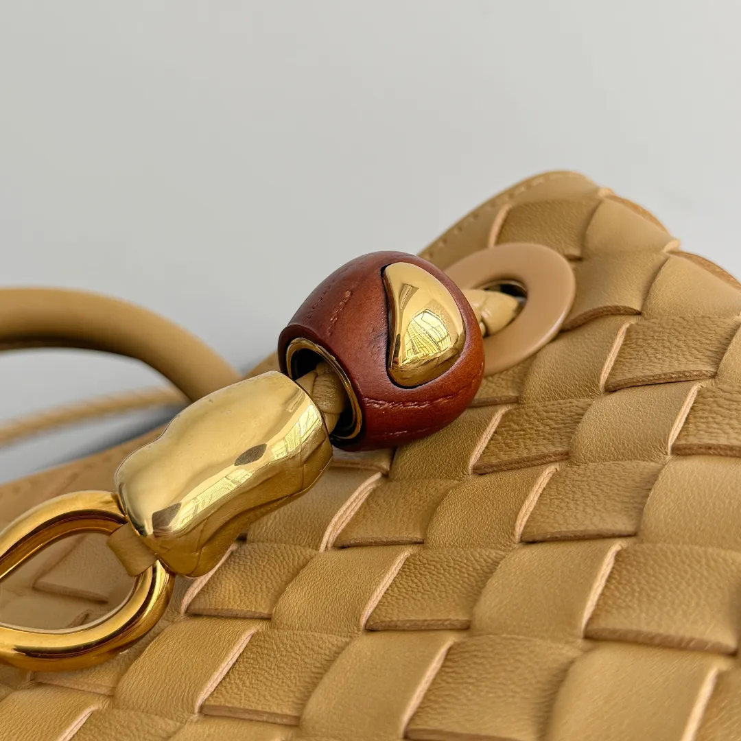 The new Andiamo batch of 3060 BV is shipped‼ ️The classic intercciato weaving process is used to create a soft bag, the metal knot is made of micro-cast aluminum using jewelry technology🪢, and the decorative beads are made of metal and hand-polished oak, allowing you to jump repeatedly between elegance and fun💃, making it unpredictable. Classic and versatile, it shows off your temperament, and the bag has a large capacity, making it very convenient for daily commuting! It has a variety of carrying methods, the shoulder straps can be adjusted by yourself, the original lambskin feels soft and delicate, and the unisex style breaks gender boundaries and brings a more practical and long-lasting use experience. The Andiamo, which has both elegant and casual styles, perfectly interprets the "fashionable old money style". Style number: 743568+wood hardware Color: nut color Size: 25*22*10.5cm